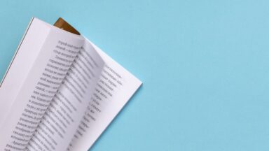 Aufgeblättertes Buch