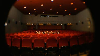 Theaterbühne aus Sicht einer im Sehen eingeschränkten Person.