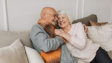 Mann und Frau auf der Couch