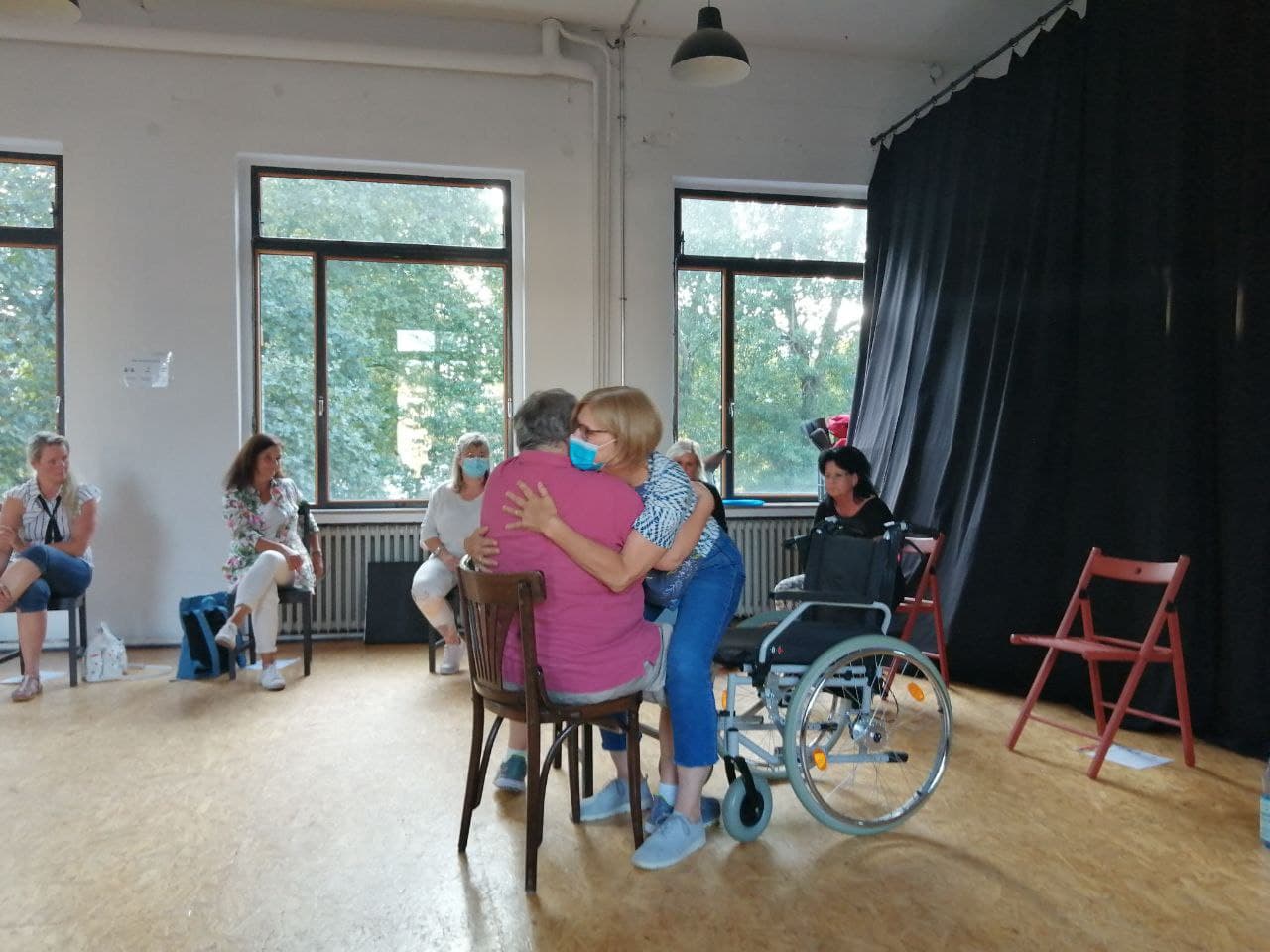 Der Transfer aus einem Rollstuhl wird demonstriert.