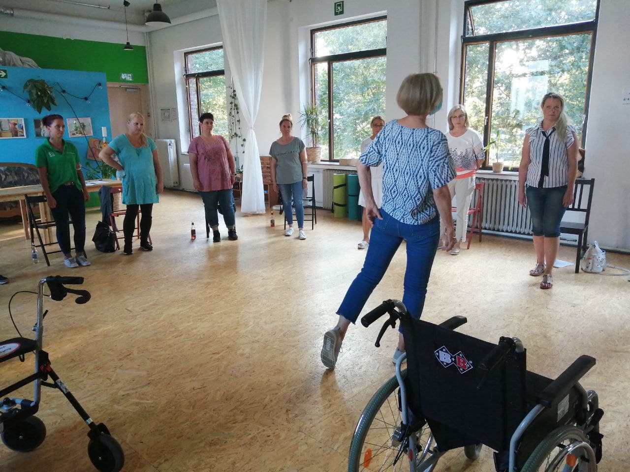 Die Gruppe erfährt Gewichtsverlagerung auf ihren eigen Beinen stehend.