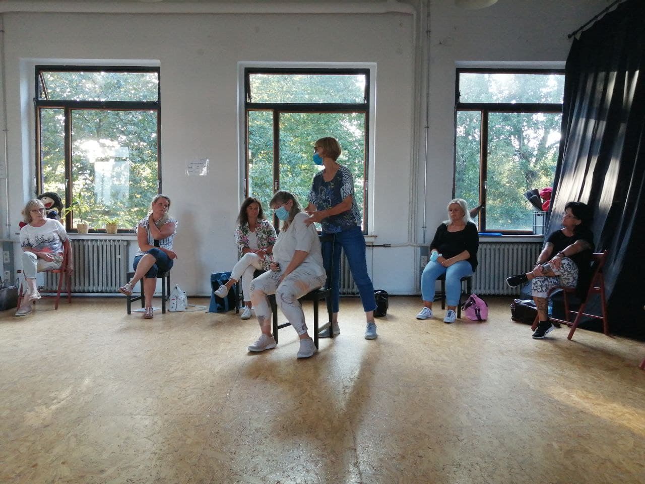 Die Referentin zeigt an, wie einfach eine person in eine Richtung bewegt werden kann durch Gewichtsverlagerung