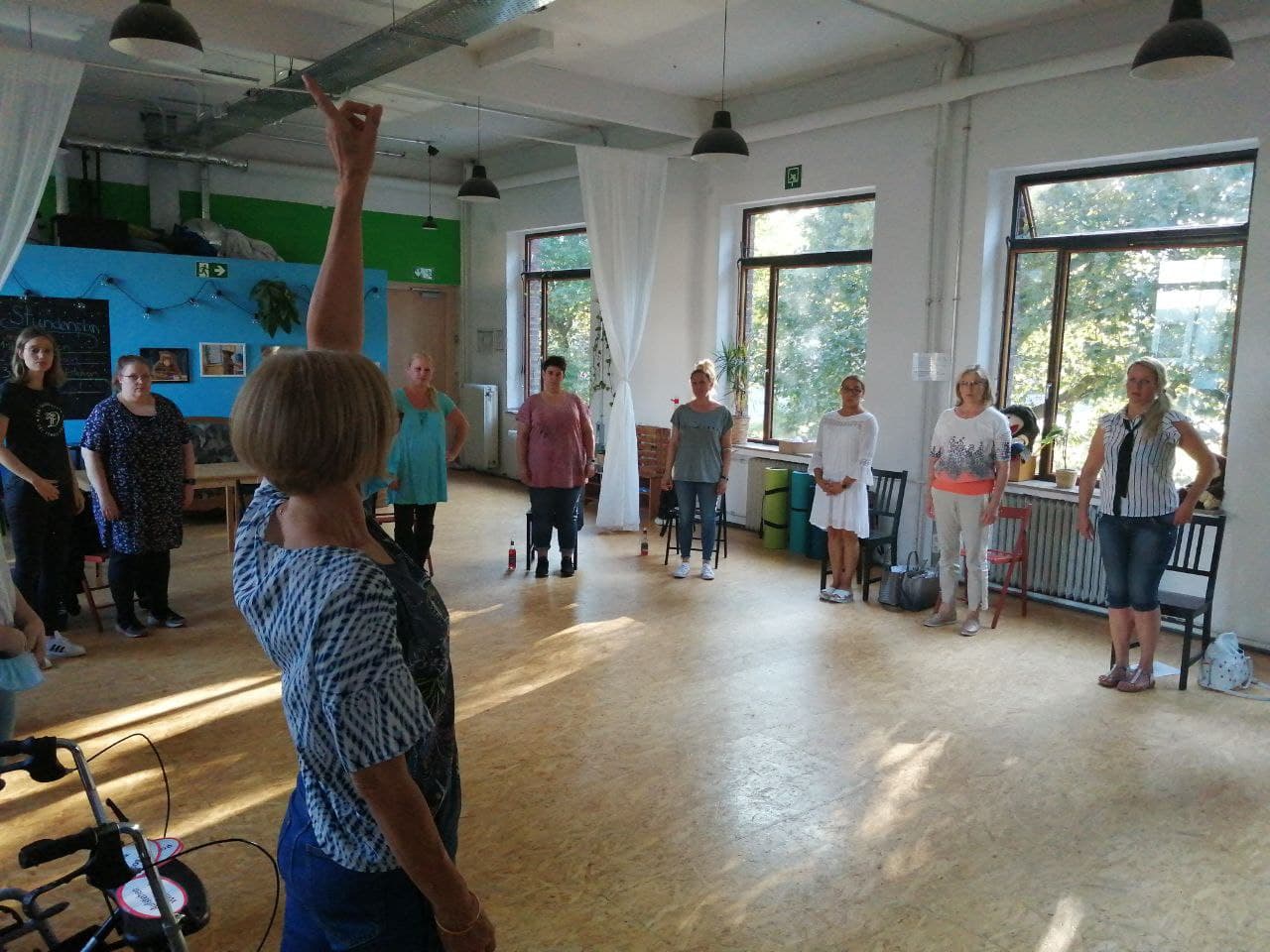 Die Referntin zeigt an, was Aufrecht stehen bedeutet und welche Wirkung Kleinigkeiten wie die Blickrichtung bewirken können.