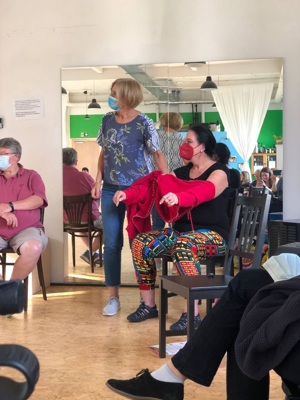 Das Anzeiehn einer jacke bei Bewegungseinschränkungen wird demnostriert