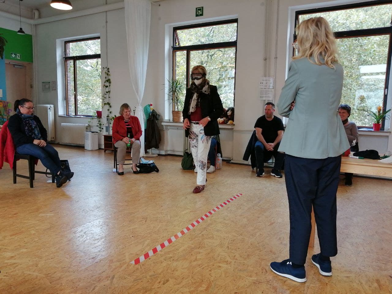 Eine Teilnehmerin tetet die Rauschbrille