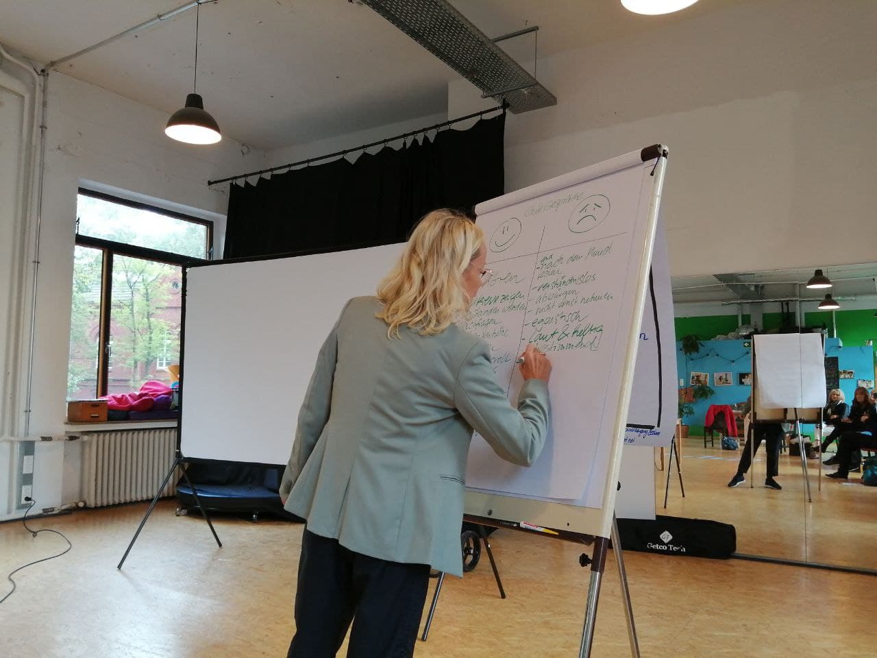 Die Referentin Frau Buchholz sammelt Aspekte für eine gute Gesprächsführung an einer Flipchart