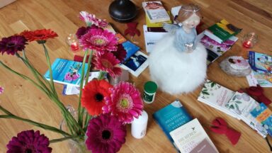 Mitte des Stuhlkreises: Blumen