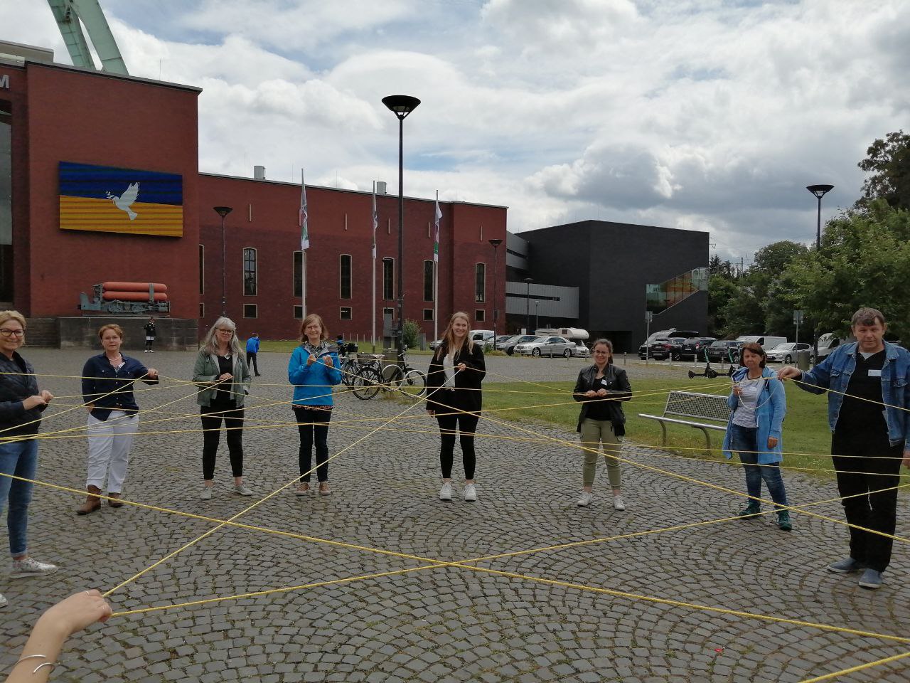 Warm-Up: Netzwerkknüpfen in der Gruppe mit einem langen gelben Seil