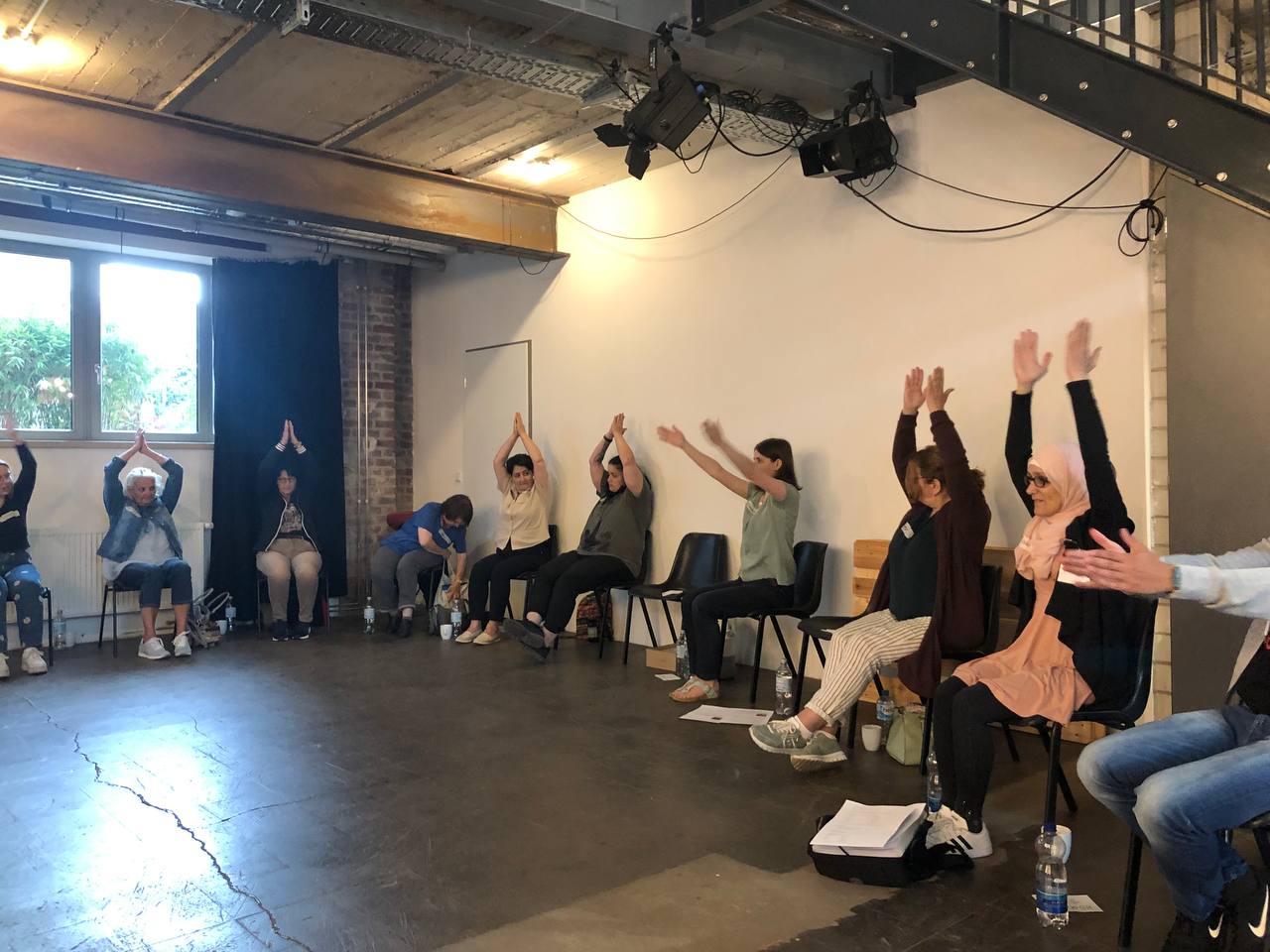 Teilnehmende bei einer Bewegungsübung