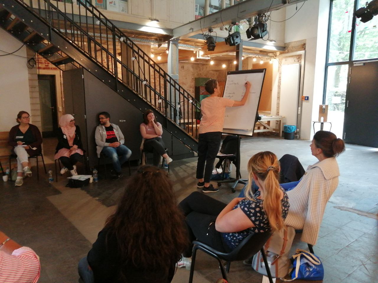 Referentin beim Gedächtnistraining an der Flipchart