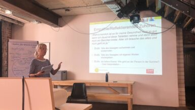 Referentin erzählt über Empathie in der Kommunikation.