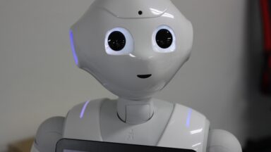 Bild des Roboters Pepper. Er ist weiß