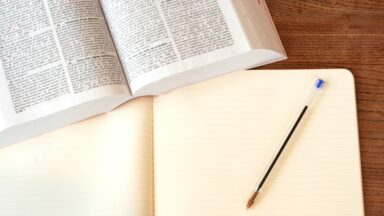 Gesetzbuch und Notizbuch