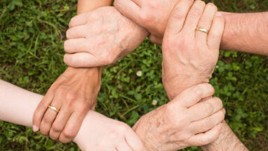 Hände zeigen Zusammenhalt