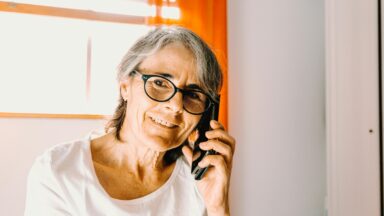 Ältere Frau mit Telefon